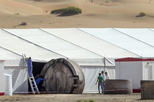 Star-Wars-Episode-VII-AT-AT-Foot-Spotted-In-Abu-Dhabi-Desert-2