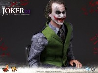 hot-toys-joker-the-dark-knight-heath-ledger-figure-19-600x450