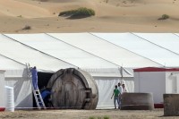 Star-Wars-Episode-VII-AT-AT-Foot-Spotted-In-Abu-Dhabi-Desert-2